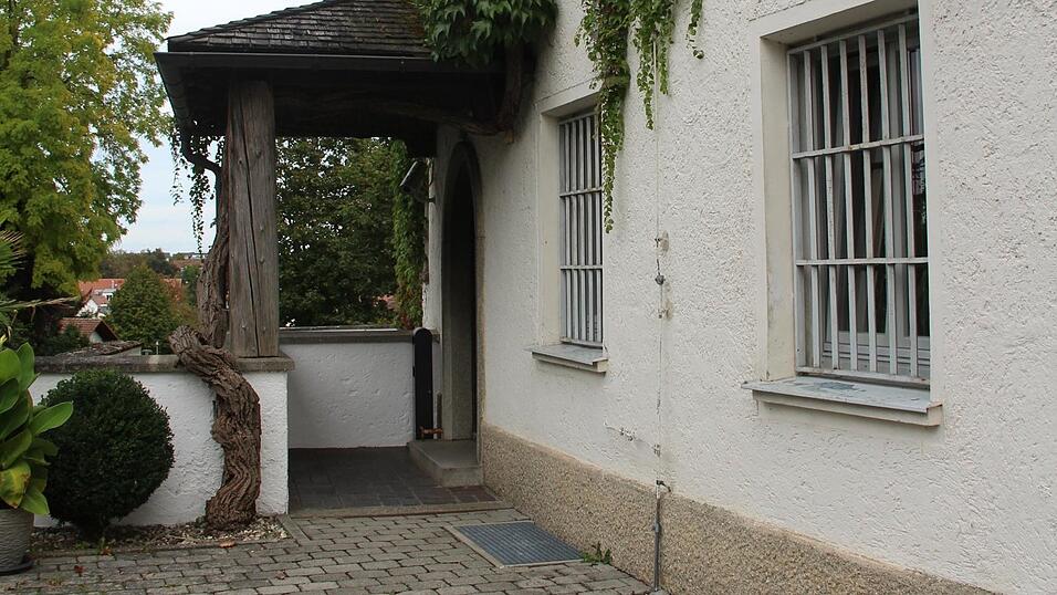 Lediglich die vergitterten Fenster weisen auf die Nutzung des Gebäudes in der Hochstraße 17a als Jugendarrestanstalt hin.