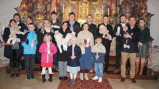 Täuflinge, Paten, Eltern und Geschwister versammelten sich im Anschluss an die Tauffeier zum Gruppenfoto. Täuflinge, Paten, Eltern und Geschwister versammelten sich im Anschluss an die Tauffeier zum Gruppenfoto.