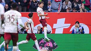 Augsburg-Profi Fellhauer jubelt nach seinem Bundesliga-Rekordtreffer.