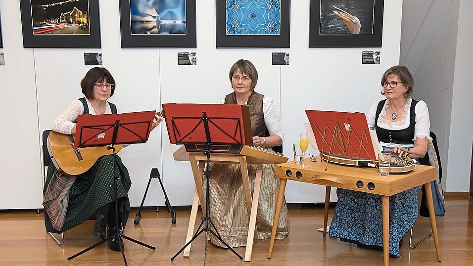 Die Musik kam nicht vom Band, sondern von der Weigendorfer Stubenmusik. Die Musik kam nicht vom Band, sondern von der Weigendorfer Stubenmusik.