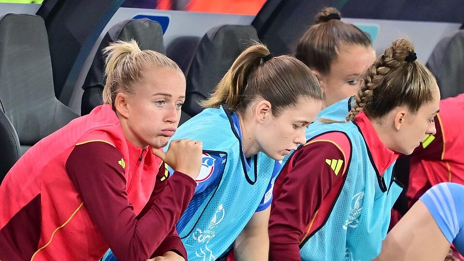 Torjägerin Lea Schüller (l.): Läuft nicht so für das deutsche EM-Team. Torjägerin Lea Schüller (l.): Läuft nicht so für das deutsche EM-Team.