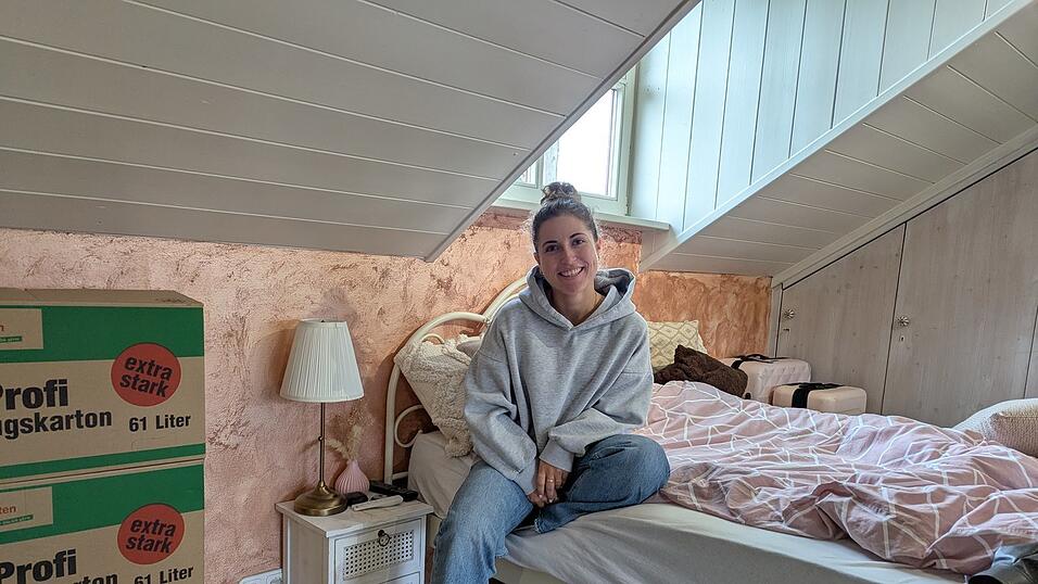 Zwischen Gem&uuml;tlichkeit und Umzugskisten: Jana Pfeffer genie&szlig;t auch die Zeit zu Hause sehr, hier in ihrem Zimmer. Wenn ihr Fernweh gestillt ist, will sie wieder in den Bayerwald zur&uuml;ckkehren, zu ihren Wurzeln und in die N&auml;he ihrer Familie.