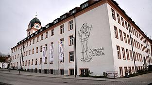 In diesem Gebäude der Benediktinerabtei Rohr sind nun zwei Gymnasien unter einem Dach vereint. In diesem Gebäude der Benediktinerabtei Rohr sind nun zwei Gymnasien unter einem Dach vereint.