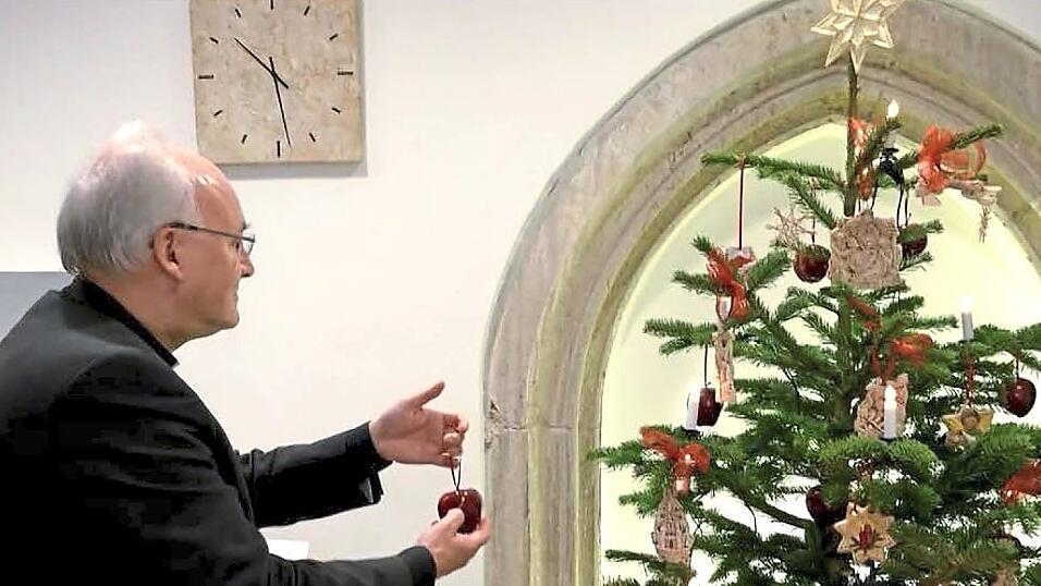 Voderholzer schmückt seinen privaten Christbaum. Und jeder Schmuck - angefangen von den Äpfeln, den Strohsternen und den Lebkuchen - hat eine Bedeutung. Voderholzer schmückt seinen privaten Christbaum. Und jeder Schmuck - angefangen von den Äpfeln, den Strohsternen und den Lebkuchen - hat eine Bedeutung.