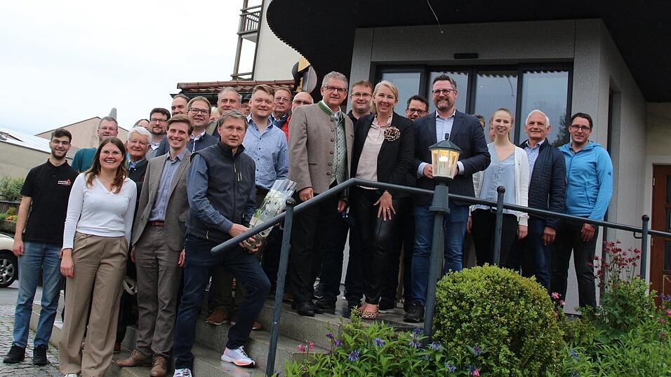 Die Hoteliersfamilie Amberger (vorne Hans Amberger) empfing die Mitglieder des CSU-Bereichs Altlandkreis Kötzting und Dehoga Bayern Vizepräsident Andreas Brunner zum Erfahrungsaustausch. Die Hoteliersfamilie Amberger (vorne Hans Amberger) empfing die Mitglieder des CSU-Bereichs Altlandkreis Kötzting und Dehoga Bayern Vizepräsident Andreas Brunner zum Erfahrungsaustausch.