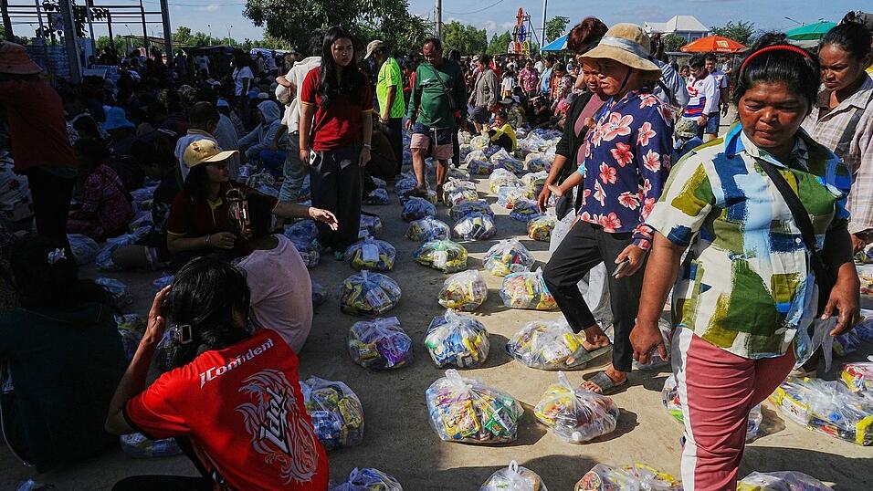 Mehr als 500.000 Personen auf beiden Seiten des Grenzkonflikts wurden durch die Gefechte in die Flucht gedr&auml;ngt. Hier warten Evakuierte in der Provinzstadt Banteay Menchey in Kambodscha auf eine Spende von einer lokalen Wohlt&auml;tigkeitsorganisation.