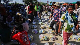 Mehr als 500.000 Personen auf beiden Seiten des Grenzkonflikts wurden durch die Gefechte in die Flucht gedrängt. Hier warten Evakuierte in der Provinzstadt Banteay Menchey in Kambodscha auf eine Spende von einer lokalen Wohltätigkeitsorganisation. Mehr als 500.000 Personen auf beiden Seiten des Grenzkonflikts wurden durch die Gefechte in die Flucht gedrängt. Hier warten Evakuierte in der Provinzstadt Banteay Menchey in Kambodscha auf eine Spende von einer lokalen Wohltätigkeitsorganisation.