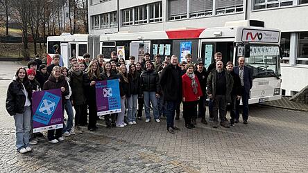 Die Sch&uuml;ler in Roding treffen auf die B&uuml;rgermeisterkandidaten, ehe sie ihre Stimme abgeben.