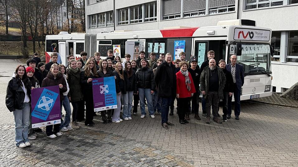 Die Sch&uuml;ler in Roding treffen auf die B&uuml;rgermeisterkandidaten, ehe sie ihre Stimme abgeben.