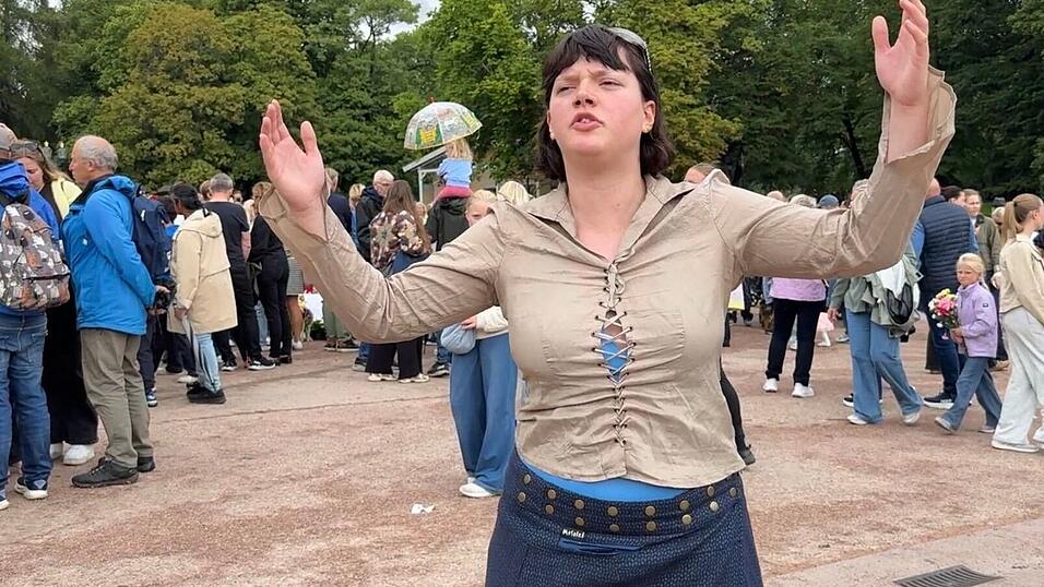 Sonya Lii Nome Barlow singt auf dem Schlossplatz ein Lied zu Ehren von Harald V. Sonya Lii Nome Barlow singt auf dem Schlossplatz ein Lied zu Ehren von Harald V.