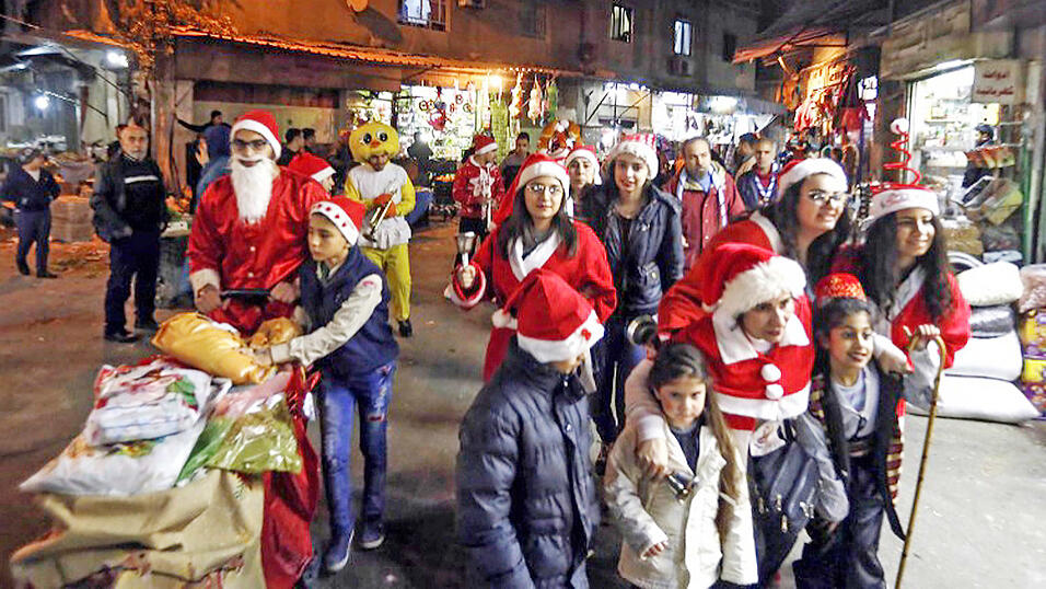 Bei einer kurdischen Weihnacht geht es sehr fröhlich zu: Am ersten Weihnachtsfeiertag treffen sich die Christen im Ortszentrum und ziehen, als Weihnachtsmann verkleidet, durch die Straßen. Bei einer kurdischen Weihnacht geht es sehr fröhlich zu: Am ersten Weihnachtsfeiertag treffen sich die Christen im Ortszentrum und ziehen, als Weihnachtsmann verkleidet, durch die Straßen.