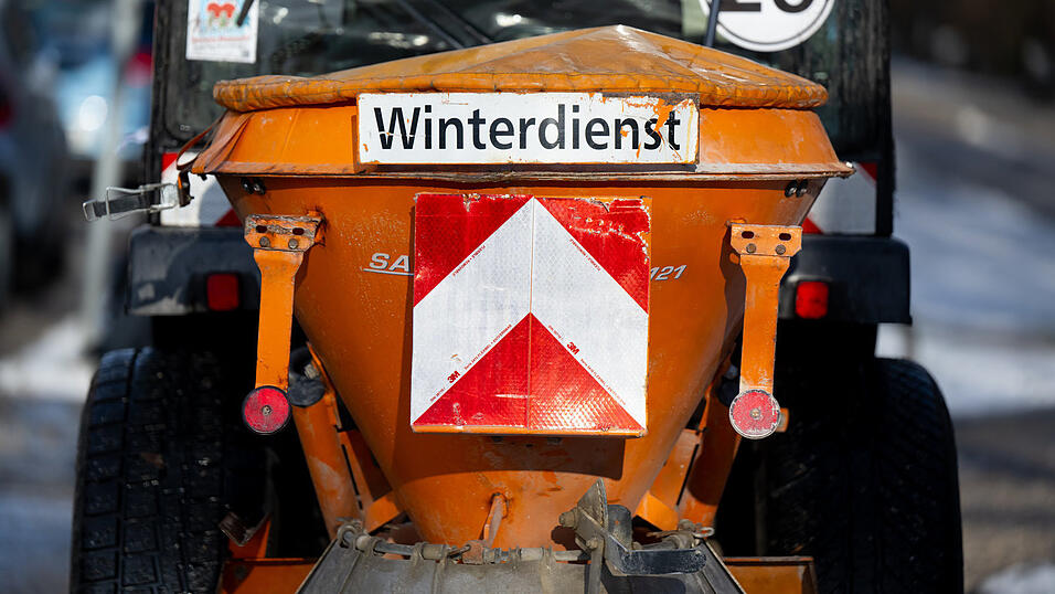 Am Mittwoch ist bei Bad Abbach ein Räumfahrzeug bei der Arbeit umgekippt. (Symbolbild)