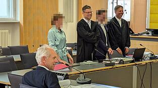 Die Anwälte Georg Karl und Philipp Schelling (stehend) sowie der gerichtlich bestellte Gutachter Bernhard Zwißler vom Klinikum Großhadern.