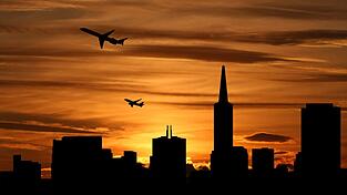 Zwei Maschinen &uuml;berfliegen San Francisco und ein Wahrzeichen: die Transamerica Pyramide.