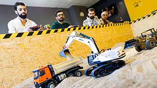 Gr&uuml;nder Siymo Othman (links) steuert mit Freunden kleine Bagger, Radlader und Lastwagen in seinem neu er&ouml;ffneten Bagger-Caf&eacute;. Es soll das erste dieser Art in Deutschland sein.