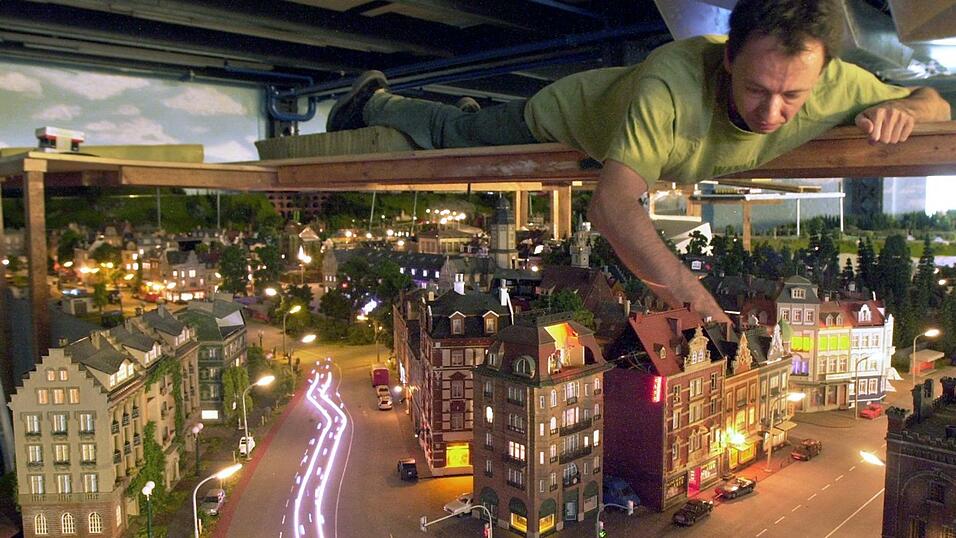 Wenige Tage vor der offiziellen Eröffnung des Miniatur-Wunderlandes arbeitet Gerrit Braun an der Anlage. (Archivbild) Wenige Tage vor der offiziellen Eröffnung des Miniatur-Wunderlandes arbeitet Gerrit Braun an der Anlage. (Archivbild)
