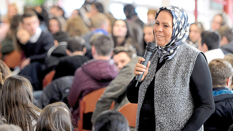Latifa Ibn Ziaten spricht zu mehr 100 Sch&uuml;ler in Berufsschule Fran&ccedil;ois Arago in Villeneuve-Saint-Georges. Es ist kein Widerspruch, den islamischen Glauben zu praktizieren, zu seinen nordafrikanischen Wurzeln zu stehen und in Frankreich perfekt integriert zu sein, sagt sie.