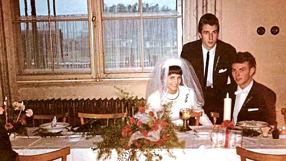 Die Hochzeit wider Willen in der Bahnhofsgastst&auml;tte in Landau. Die 19-j&auml;hrige Braut Edeltraud Hillmeier wollte gar nicht heiraten.