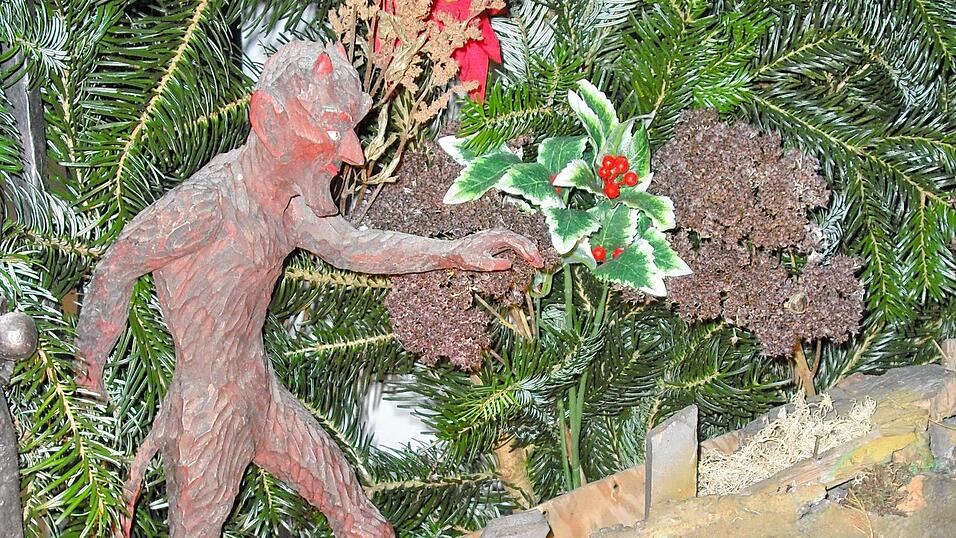 Der Teufel auf der oberen Stufe der Steintreppe. Der Teufel auf der oberen Stufe der Steintreppe.