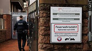 Die Polizei hat das Schulgel&auml;nde mehrfach durchsucht.