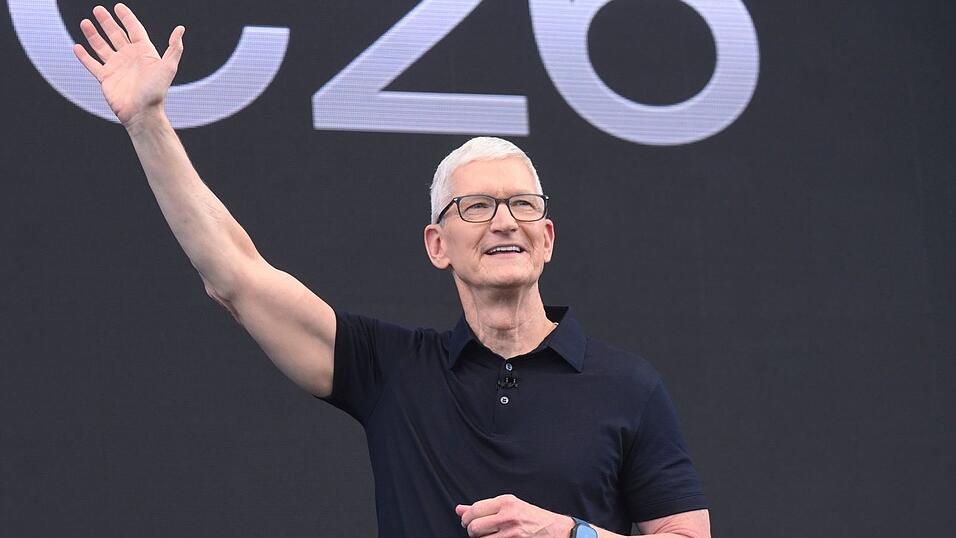 F&uuml;r Tim Cook ist es die letzte WWDC als Konzernchef. Er &uuml;bergibt die F&uuml;hrung zum September an John Ternus, der bisher f&uuml;r Ger&auml;te zust&auml;ndig war.