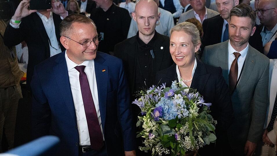 Die AfD-Chefs Tino Chrupalla und Alice Weidel wurden erneut im Amt bestätigt. Die AfD-Chefs Tino Chrupalla und Alice Weidel wurden erneut im Amt bestätigt.