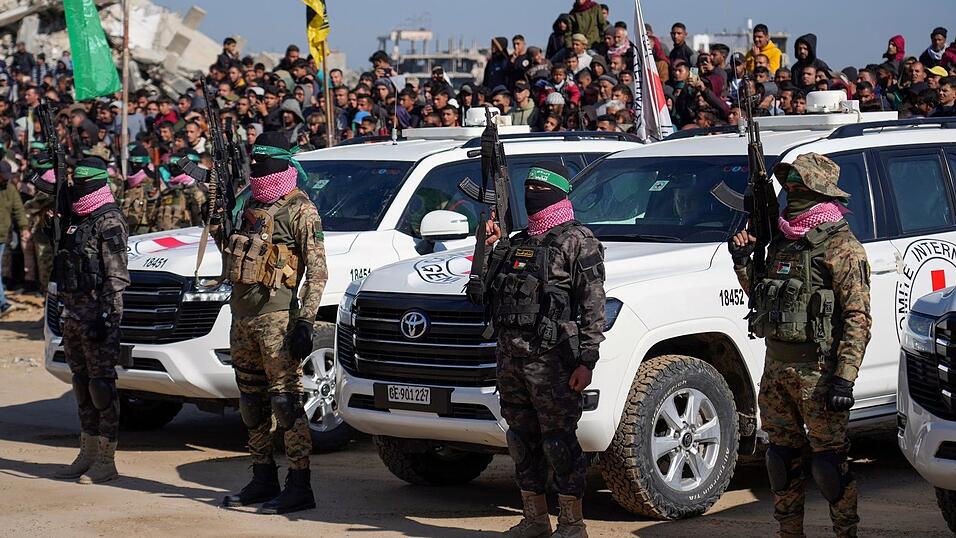 Islamisten umstellen Autos des Roten Kreuzes. Islamisten umstellen Autos des Roten Kreuzes.