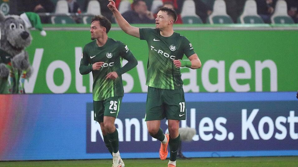 Wolfsburgs Dzenan Pejcinovic jubelt &uuml;ber seinen ersten Bundesliga-Treffer.