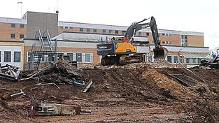 Wer am ehemaligen Krankenhaus vorbeikommt, merkt sofort: Hier ist Baustelle. Die Asphaltdecke des Parkplatzes ist mittlerweile abgetragen, die Zufahrt zur Notaufnahme zur&uuml;ckgebaut. Im Fr&uuml;hjahr soll an dieser Stelle der Neubau des &Auml;rztehauses beginnen.
