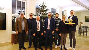 Bürgermeister und Fraktionssprecher blickten gemeinsam auf 2024 zurück: Xaver Nürnberger (v.l.), Thomas Muncz, Xaver Hagn, Matthias Kohlmayer, Florian Lehmann, Heike Aichner und Sebastian Rembeck. Bürgermeister und Fraktionssprecher blickten gemeinsam auf 2024 zurück: Xaver Nürnberger (v.l.), Thomas Muncz, Xaver Hagn, Matthias Kohlmayer, Florian Lehmann, Heike Aichner und Sebastian Rembeck.