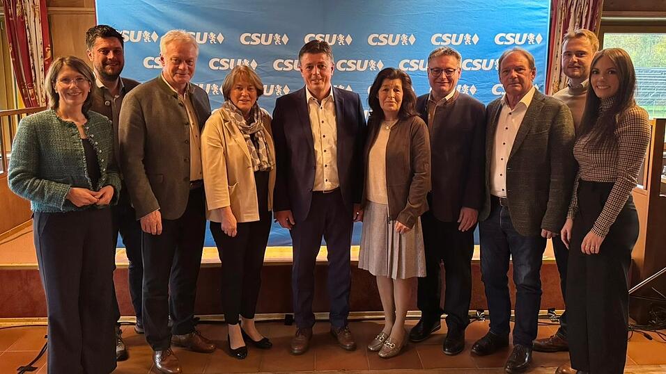 Die ersten zehn Kandidaten (von links): Bürgermeisterin Andrea Probst, Vizelandrat Andreas Aichinger, MdB Alois Rainer, Vizelandrätin Barbara Unger, Landratskandidat Bürgermeister Ewald Seifert, Bezirksbäuerin Claudia Erndl, MdL Josef Zellmeier, stellv. Fraktionsvorsitzender Erwin Kammermeier, JU-Kreisvorsitzender Philip Sloma und stellv. CSU-Kreisvorsitzende Julia Böckl. Die ersten zehn Kandidaten (von links): Bürgermeisterin Andrea Probst, Vizelandrat Andreas Aichinger, MdB Alois Rainer, Vizelandrätin Barbara Unger, Landratskandidat Bürgermeister Ewald Seifert, Bezirksbäuerin Claudia Erndl, MdL Josef Zellmeier, stellv. Fraktionsvorsitzender Erwin Kammermeier, JU-Kreisvorsitzender Philip Sloma und stellv. CSU-Kreisvorsitzende Julia Böckl.