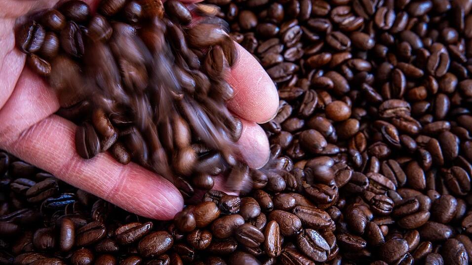 Kaffee und Schokolade waren im August deutlich teurer als ein Jahr zuvor. (Archivbild)