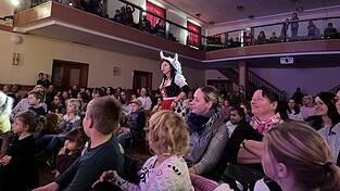 Auch der Zuschauerraum war Teil der Bühne. Auch der Zuschauerraum war Teil der Bühne.