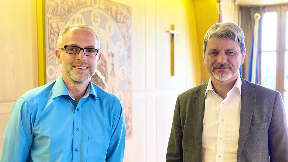 Der Neue in der Reihe der Further Rathaus-Abteilungsleiter: Alois Stoiber (links) wurde am Donnerstag von Bürgermeister Bauer als neuer Leiter des Bauamtes vorgestellt. Der Neue in der Reihe der Further Rathaus-Abteilungsleiter: Alois Stoiber (links) wurde am Donnerstag von Bürgermeister Bauer als neuer Leiter des Bauamtes vorgestellt.
