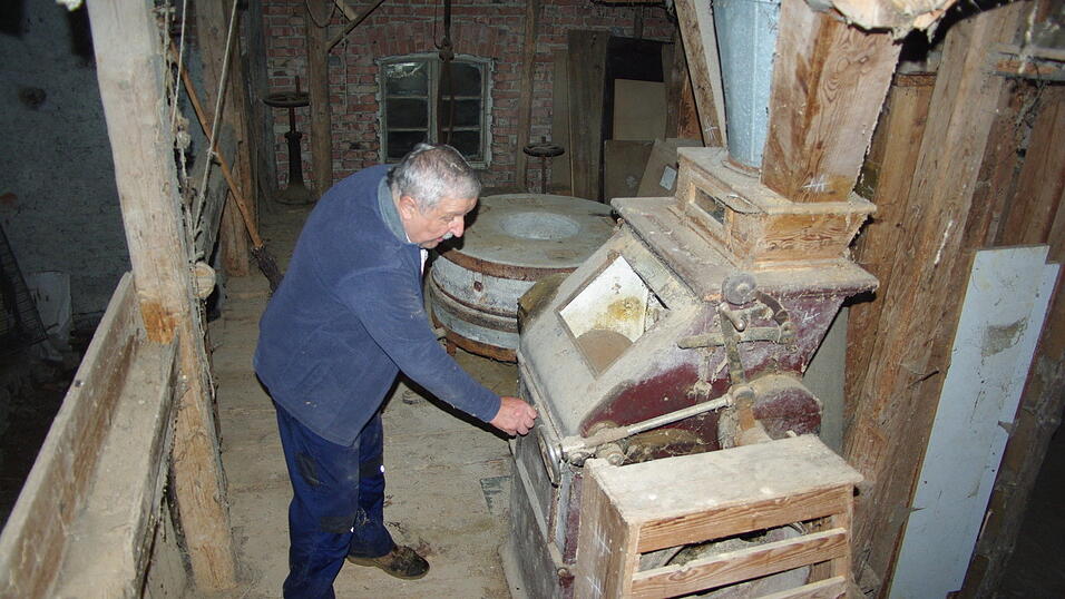 Johann Gro&szlig; am 'Herz' der M&uuml;hle: Was fr&uuml;her das Mahlwerk mit M&uuml;hlsteinen leistete - das Sch&auml;len, quetschen und zermahlen des Getreides - erledigte sp&auml;ter der Walzenstuhl. Das Modell hier stammt vermutlich aus den 30er Jahren.