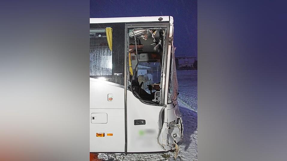 Dieser Bus rutschte gegen einen Randstein und dann unkontrolliert über die Straße. Dieser Bus rutschte gegen einen Randstein und dann unkontrolliert über die Straße.