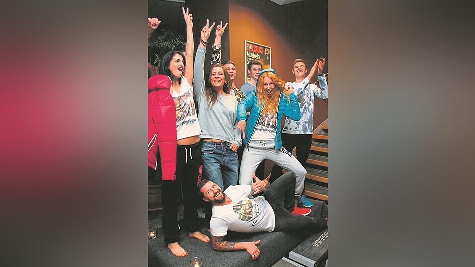 F&uuml;r jeden Spa&szlig; zu haben: Tom Kraus - hier mit Models bei einer Modenschau im November 2014 - gibt schweren Herzens seinen Laden auf. Foto: Archiv