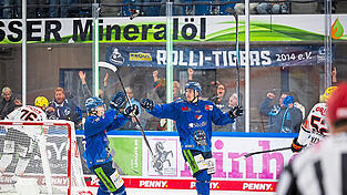 Die Straubinger Elis Hede (l.) und Justin Scott feiern das Tor zum 2:1 gegen die Löwen Frankfurt, das den Tigers den Sieg und damit die ersten drei Punkte der DEL-Saison beschert.