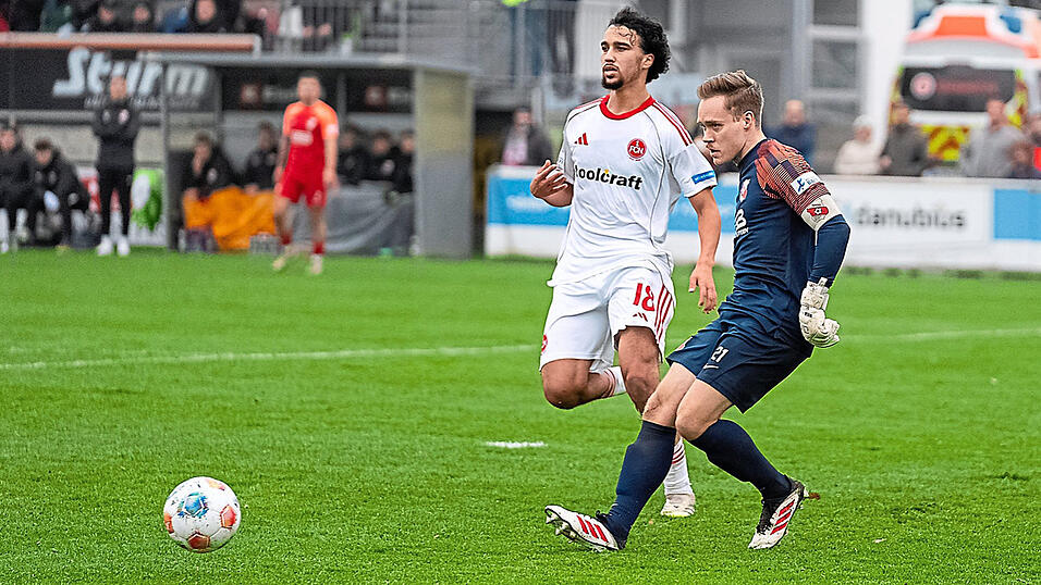 Hankofens Torwart Sebastian Maier (r.) tut wie immer sein Möglichstes, kann aber auch gegen den 1. FC Nürnberg II nicht alle Fehler der Vorderleute im Spielaufbau ausbügeln. Hankofens Torwart Sebastian Maier (r.) tut wie immer sein Möglichstes, kann aber auch gegen den 1. FC Nürnberg II nicht alle Fehler der Vorderleute im Spielaufbau ausbügeln.