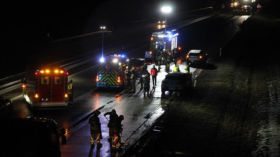 Die A 92 ist nach einem Unfall voll gesperrt. Die A 92 ist nach einem Unfall voll gesperrt.