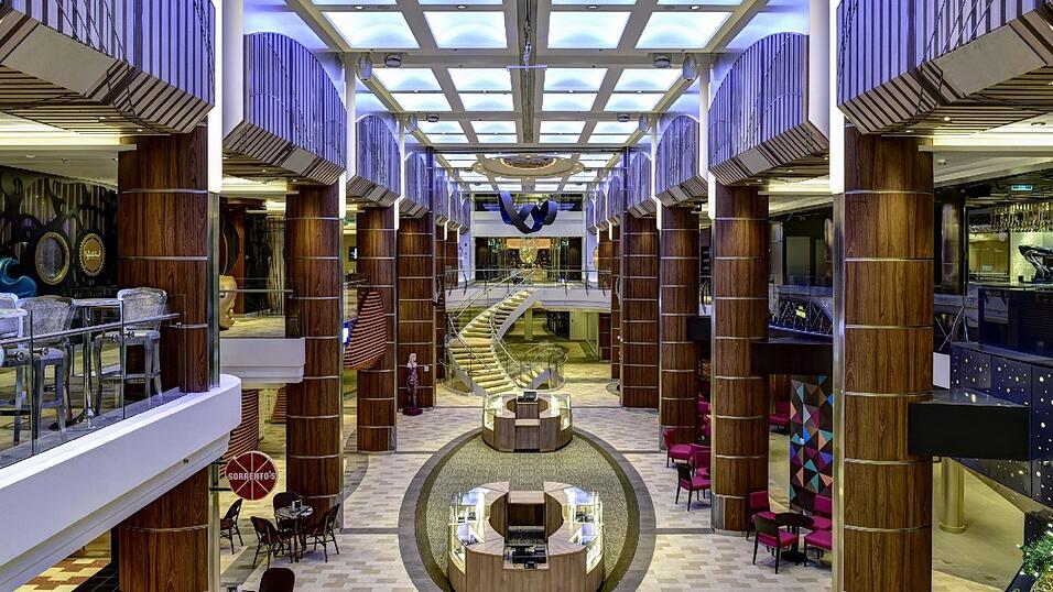 Beim Kreuzfahrtschiff 'Ovation of the seas' des Touristikunternehmens Royal Caribbean International wurde Lindner Objektdesign mit dem Komplettausbau der Flaniermeile, die unter anderem Gesch&auml;fte und Restaurants umfasst, beauftragt.