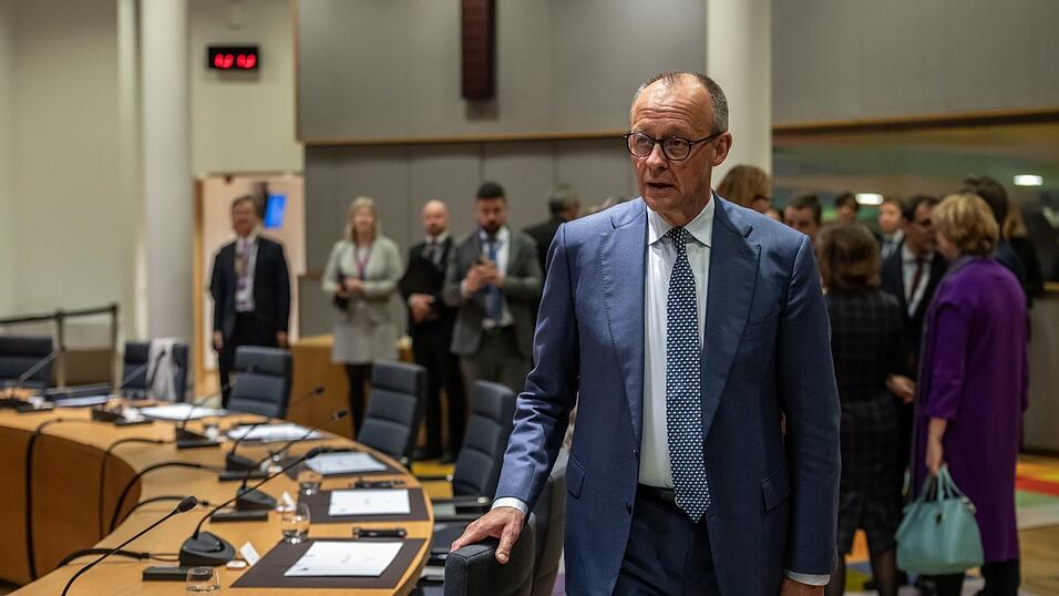 Bundeskanzler Friedrich Merz will Ungarns Regierungschef Viktor Orban in Br&uuml;ssel zur Aufgabe der Blockade bewegen. (Archivbild)