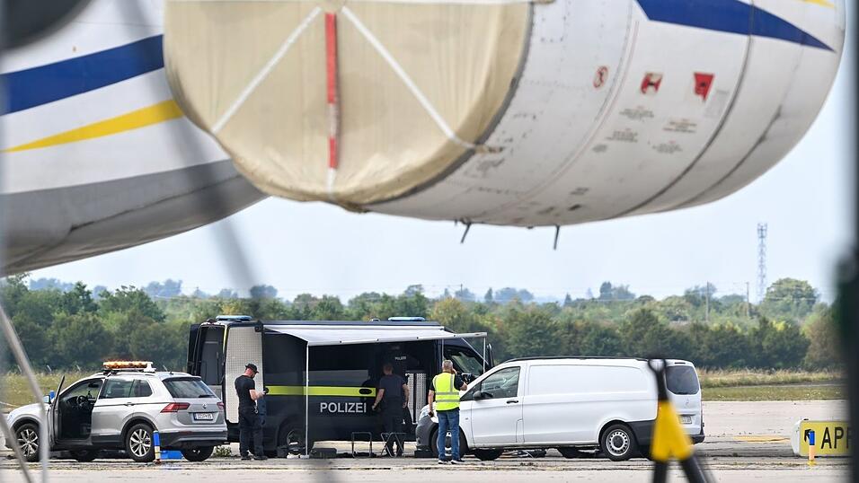 Laut Sicherheitskreisen wurde die Drohne in der Nähe eines ukrainischen Frachtflugzeugs gefunden. Laut Sicherheitskreisen wurde die Drohne in der Nähe eines ukrainischen Frachtflugzeugs gefunden.