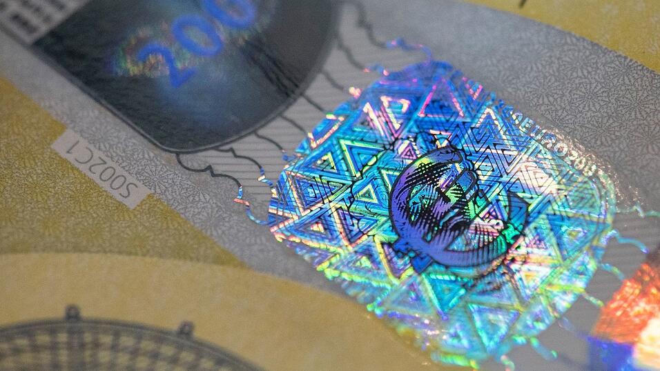 Notenbanken entwickeln regelmäßig neue Banknotenserien mit neuen Sicherheitsmerkmalen, um Kriminellen das Handwerk zu erschweren. (Archivbild) Notenbanken entwickeln regelmäßig neue Banknotenserien mit neuen Sicherheitsmerkmalen, um Kriminellen das Handwerk zu erschweren. (Archivbild)