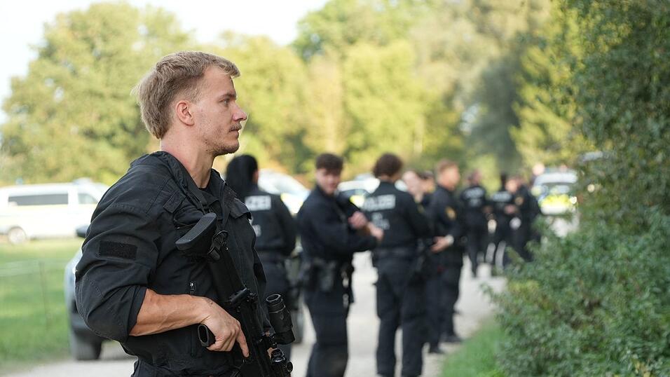 Etliche Polizisten suchten in dem Naturschutzgebiet nach Spuren einer Großkatze, zunächst vergeblich. Etliche Polizisten suchten in dem Naturschutzgebiet nach Spuren einer Großkatze, zunächst vergeblich.