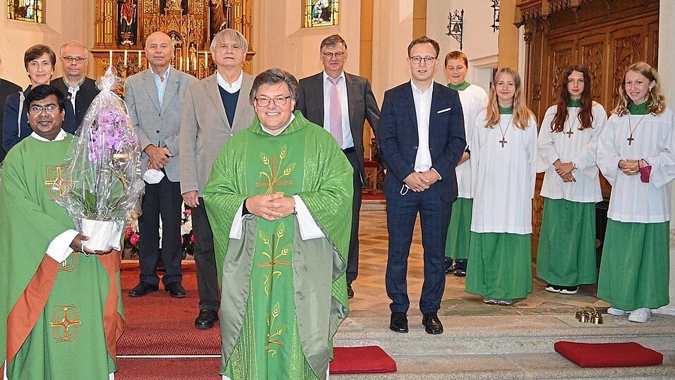 Pfarrer Günter Müller, Pfarrgemeinderatssprecher, Kirchenpfleger, Ministranten, Bürgermeister Florian Hölzl sowie zahlreiche Gläubige nahmen am Abschieds-Gottesdienst von Kaplan Kanikyam Arva teil. Pfarrer Günter Müller, Pfarrgemeinderatssprecher, Kirchenpfleger, Ministranten, Bürgermeister Florian Hölzl sowie zahlreiche Gläubige nahmen am Abschieds-Gottesdienst von Kaplan Kanikyam Arva teil.