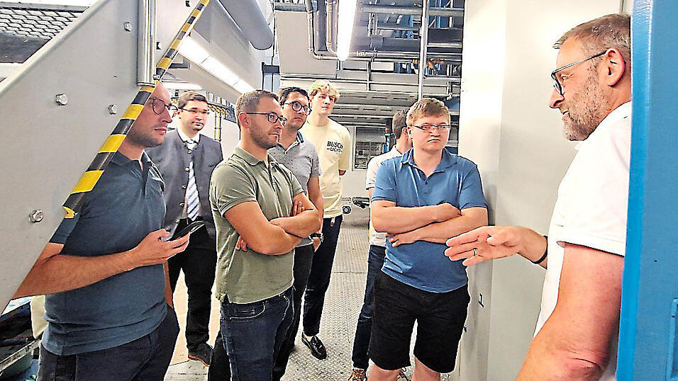 An der Rollenoffset-Druckmaschine erklärte Michael Faaß (l.) den JU-Mitglidern die Funktionsweise.
