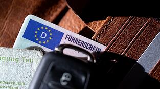 Zwei Fälle in Zusammenhang mit falschen Führerscheinen beschäftigen die Polizei in Kitzingen. (Symbolbild)