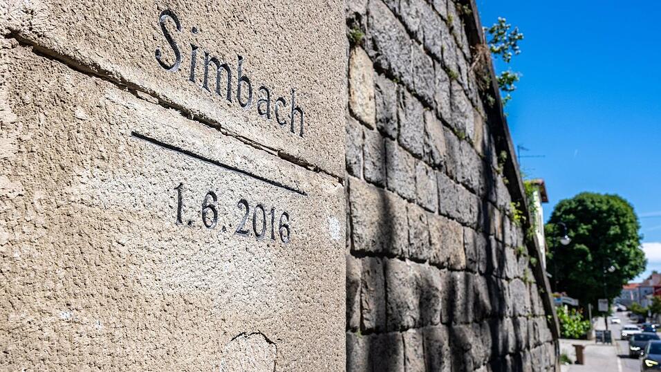 An einer Wand erinnert die Aufschrift «Simbach - 1.6.2016» an die Katastrophe. An einer Wand erinnert die Aufschrift «Simbach - 1.6.2016» an die Katastrophe.