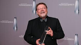Entertainer Jürgen von der Lippe freut sich über den Ehrenpreis. Entertainer Jürgen von der Lippe freut sich über den Ehrenpreis.